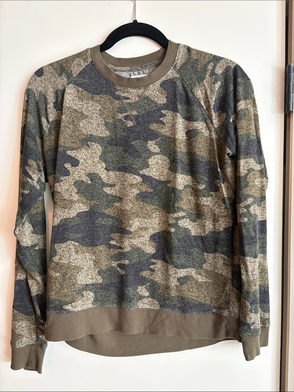 Lucky Brand Women’s Camo Crewneck lightweight Sweater - Olive/Tan